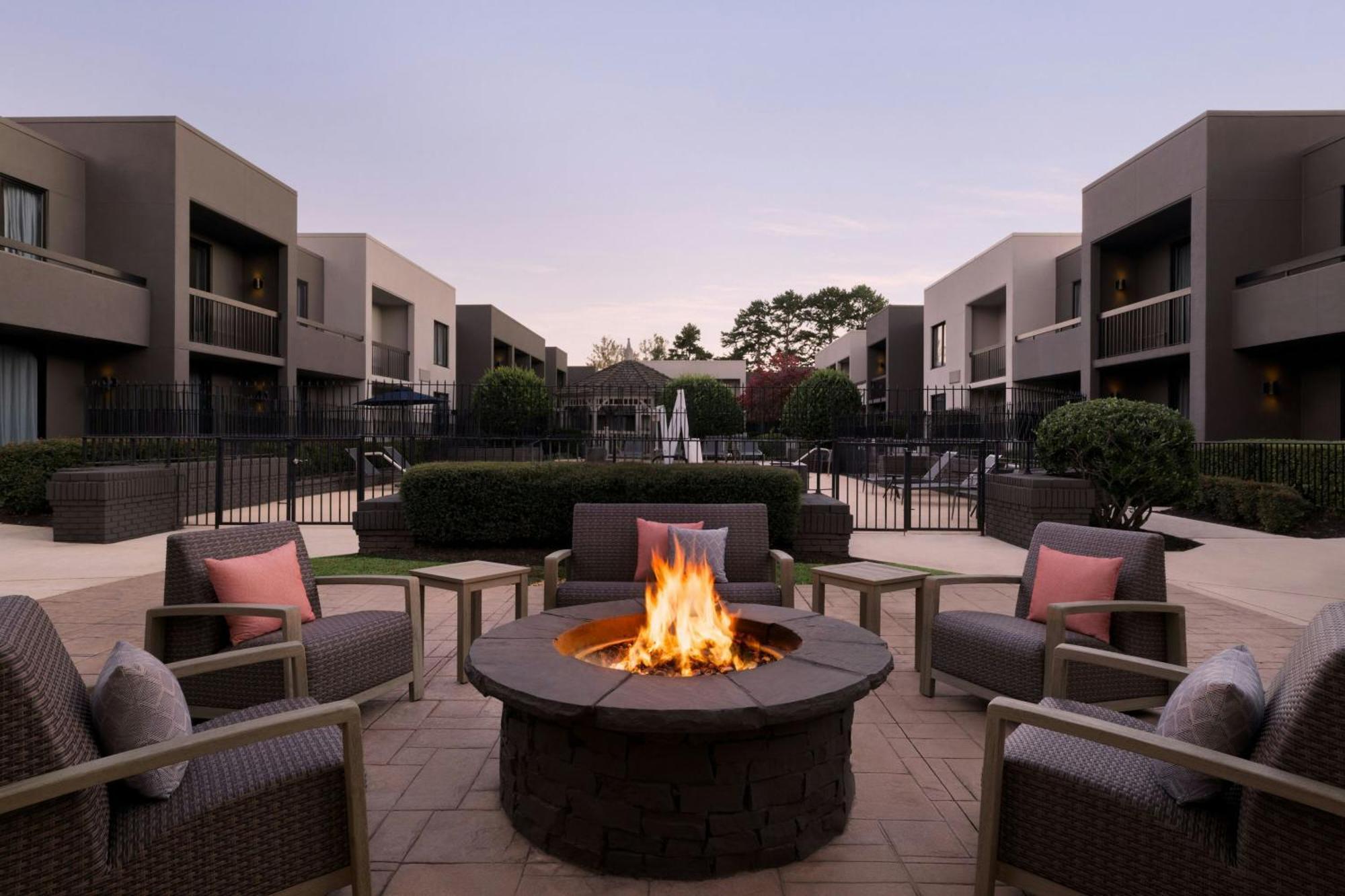 Courtyard Atlanta Northlake Такер Экстерьер фото